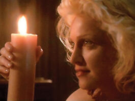 Madonna con una candela in mano - scena hot
