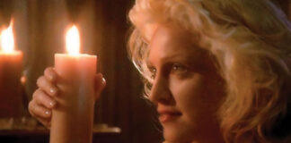 Madonna con una candela in mano - scena hot