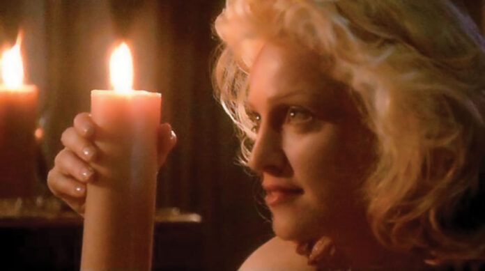 Madonna con una candela in mano - scena hot