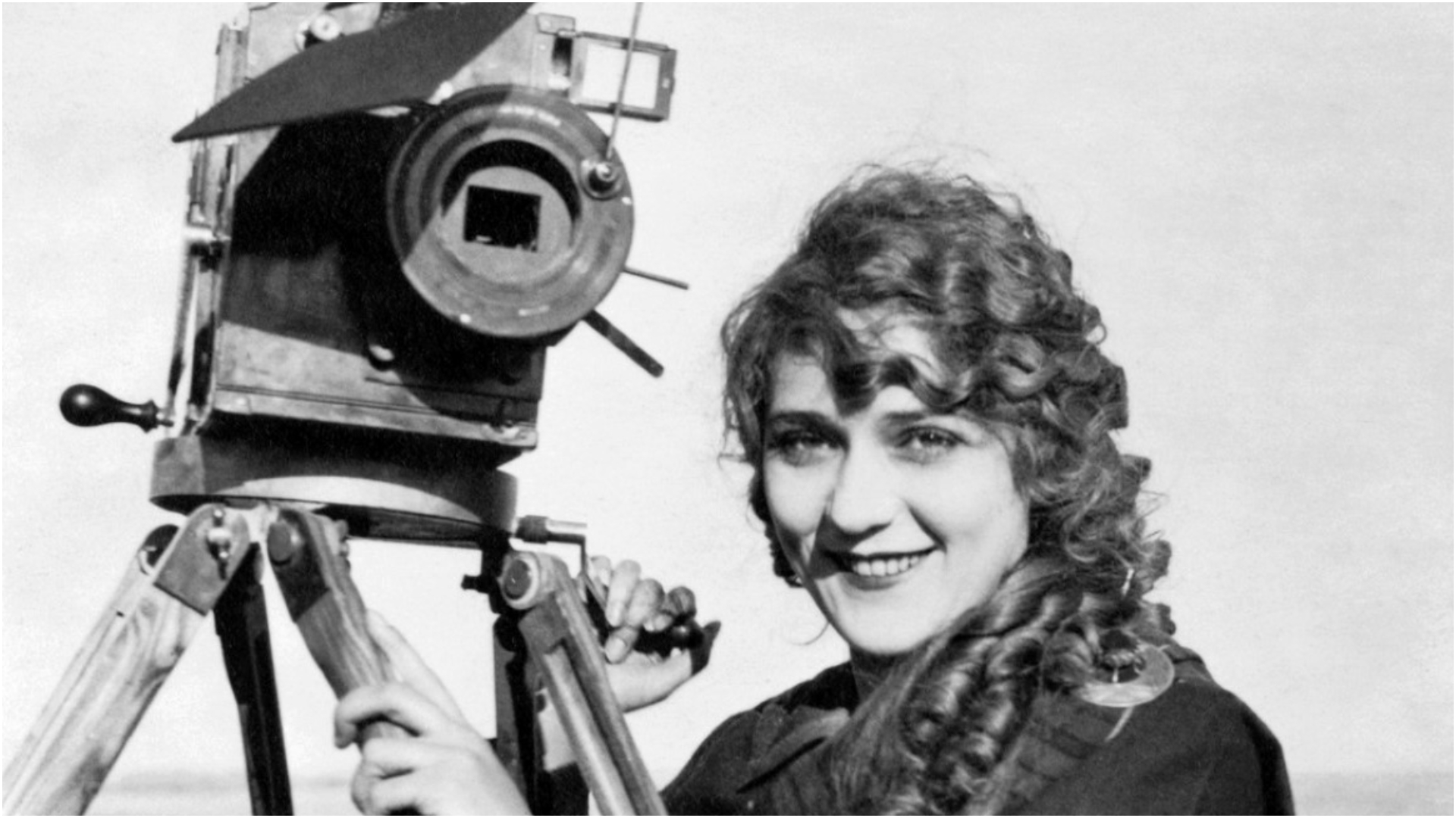 Мэри Пикфорд. Мэри Пикфорд фото. Сделано в Голливуде Мэри Пикфорд. Mary Pickford with Gun. Первый режиссер