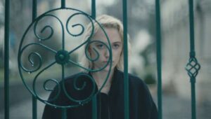 watcher, julia, recensione