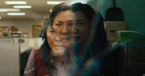 Everything Everywhere All at Once, michelle yeoh, recensione