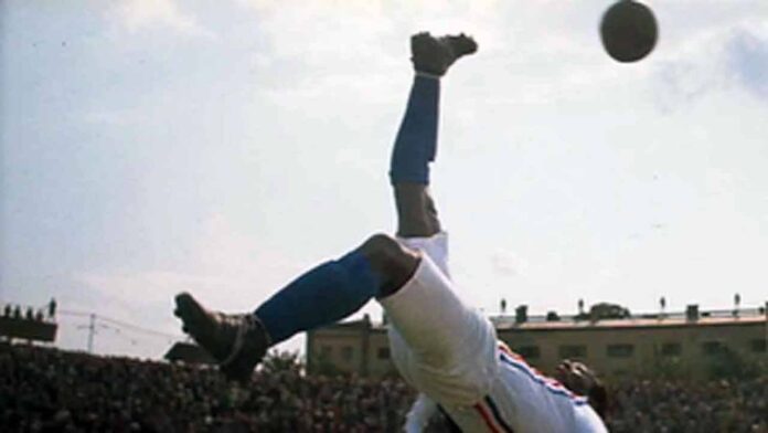 Fuga per la vittoria, pelè