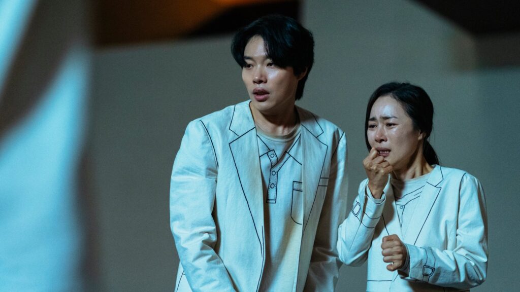 Ryu Jun yeol and Moon Jeong hee in The 8 Show