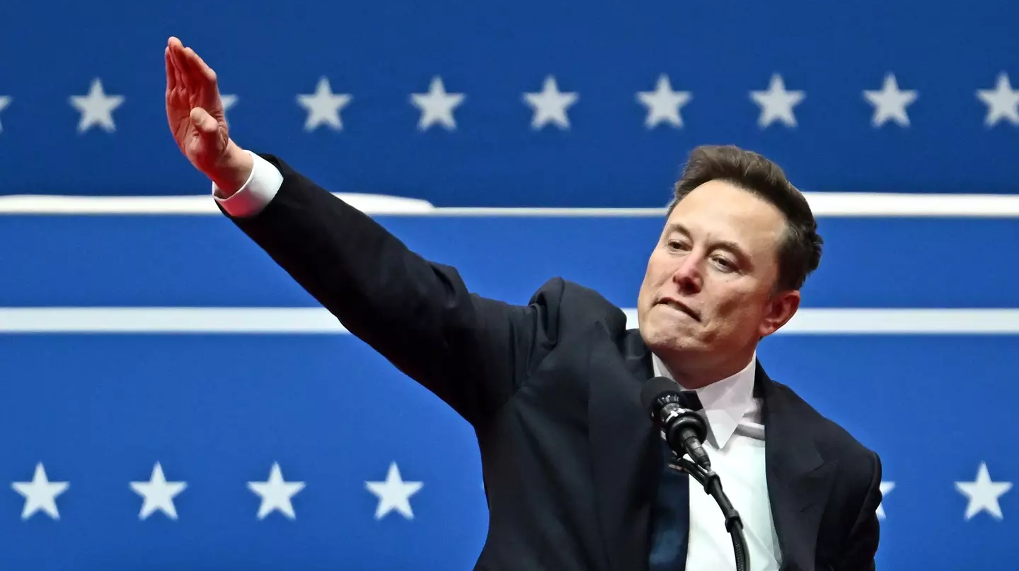 Elon Musk risponde alle critiche sul ‘saluto romano’