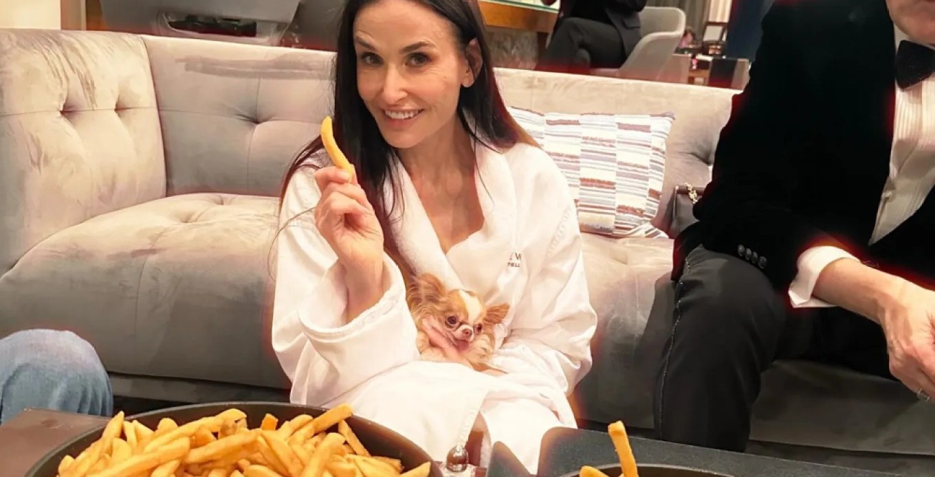 Demi Moore perde l’Oscar e si consola con le patatine