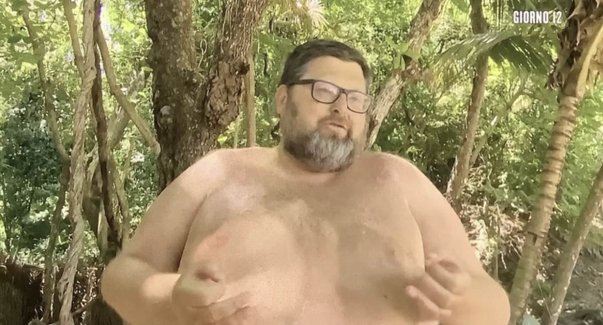 Mario Adinolfi all’Isola: “Ho iniziato a prendere peso quando mia sorella si è s*icidata”