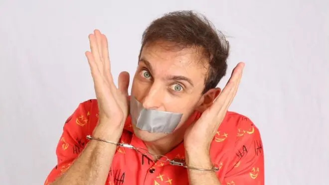 Il comico brasiliano Léo Lins condannato a 8 anni di carcere